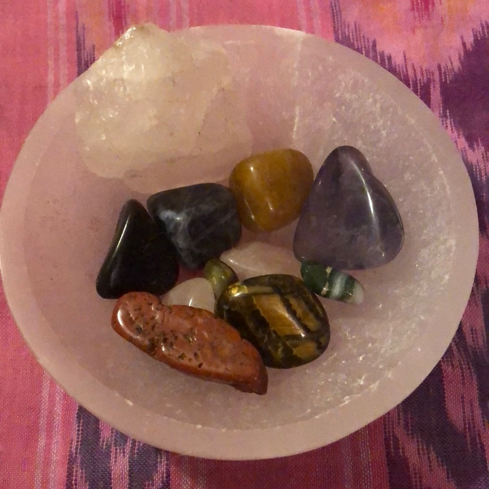 Selenite charging Crystal Bowl full of little crystals